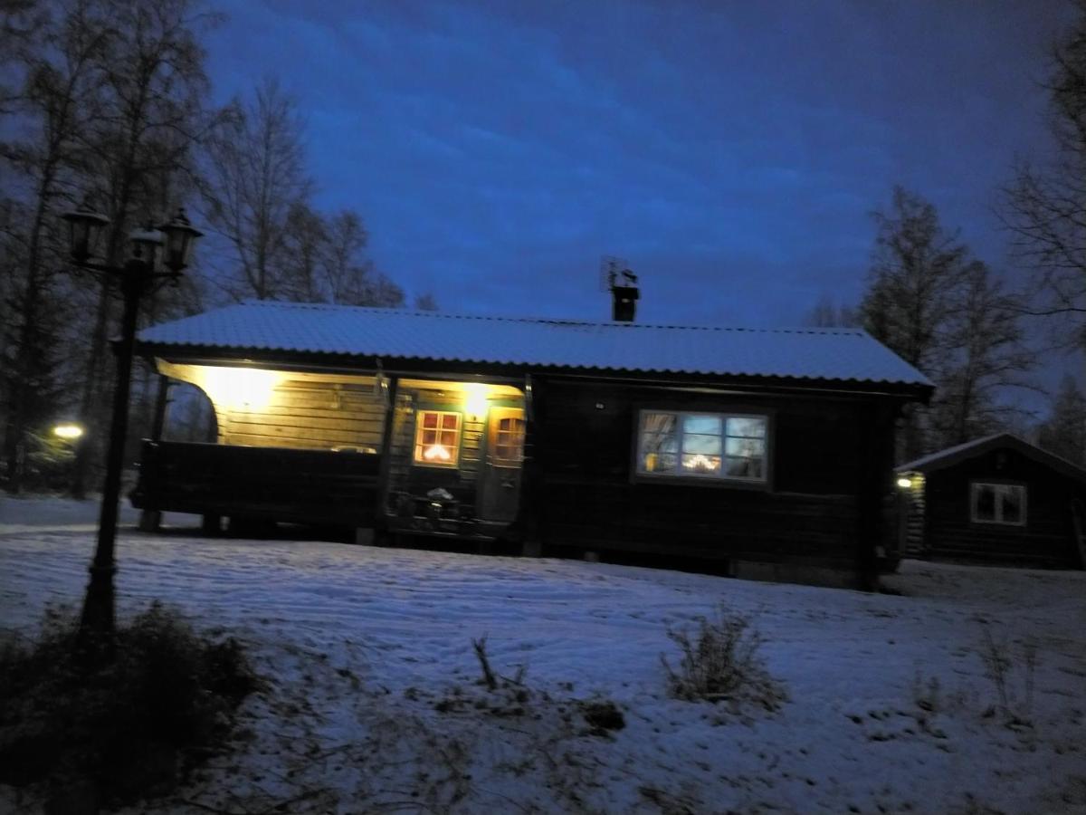 Mysig Timmerstuga Vid Sjoen Bjoerken 34 Roennsudden Грангарде Экстерьер фото