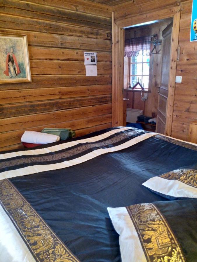 Mysig Timmerstuga Vid Sjoen Bjoerken 34 Roennsudden Грангарде Экстерьер фото