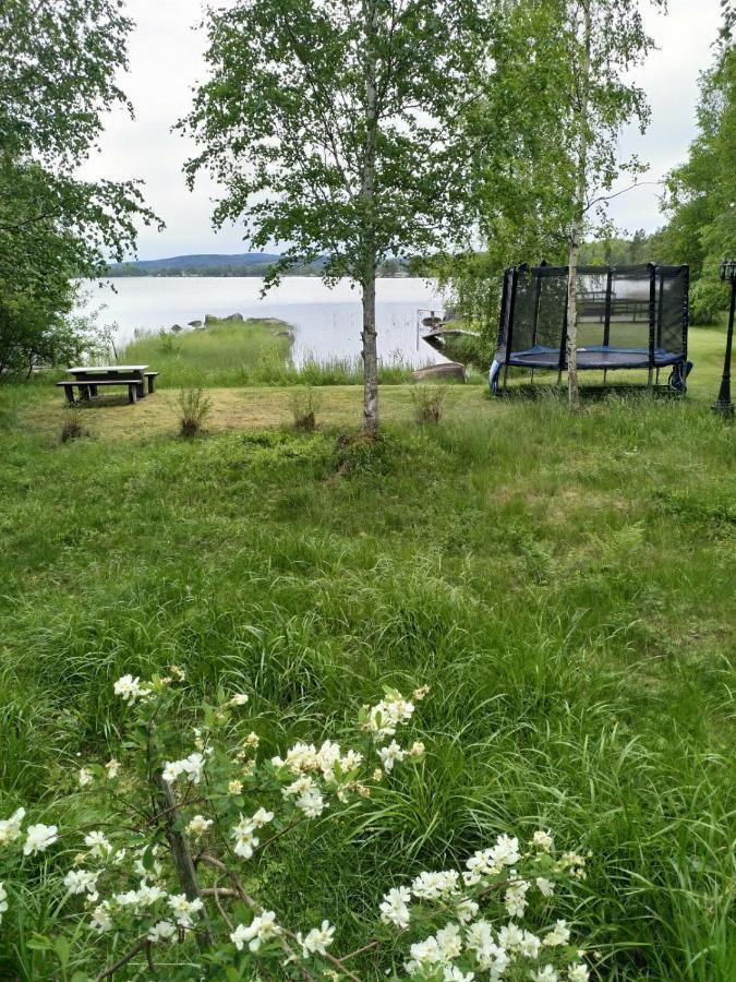Mysig Timmerstuga Vid Sjoen Bjoerken 34 Roennsudden Грангарде Экстерьер фото