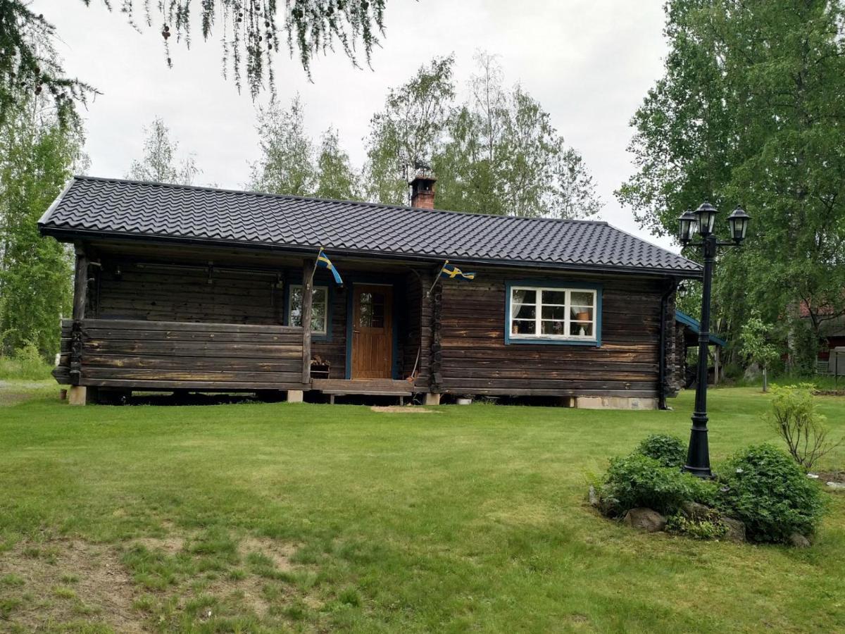 Mysig Timmerstuga Vid Sjoen Bjoerken 34 Roennsudden Грангарде Экстерьер фото